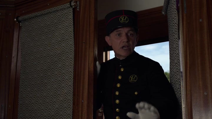 Emily_in_Paris_S02E02_WEBRip_x264-ION10_0035.jpg