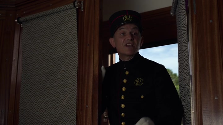 Emily_in_Paris_S02E02_WEBRip_x264-ION10_0036.jpg
