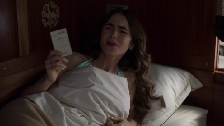 Emily_in_Paris_S02E02_WEBRip_x264-ION10_0042.jpg