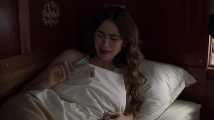 Emily_in_Paris_S02E02_WEBRip_x264-ION10_0043.jpg