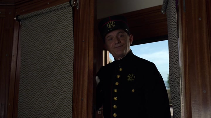 Emily_in_Paris_S02E02_WEBRip_x264-ION10_0044.jpg