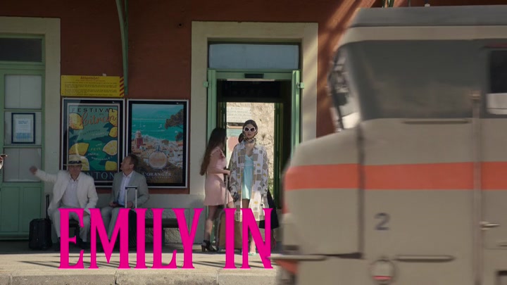 Emily_in_Paris_S02E02_WEBRip_x264-ION10_0064.jpg
