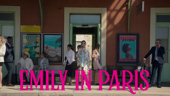 Emily_in_Paris_S02E02_WEBRip_x264-ION10_0066.jpg