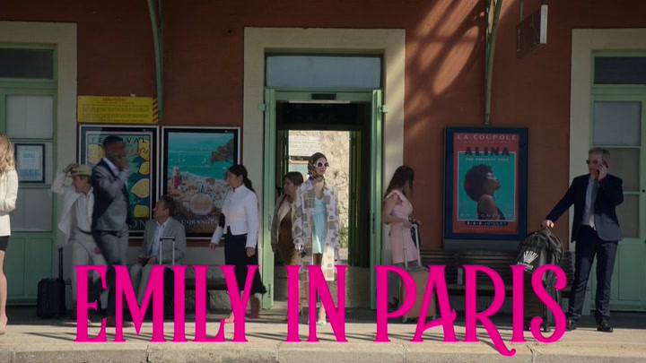 Emily_in_Paris_S02E02_WEBRip_x264-ION10_0067.jpg
