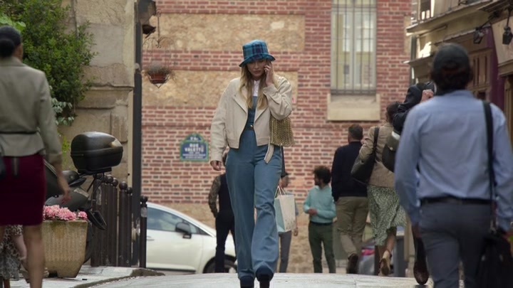 Emily_in_Paris_S02E02_WEBRip_x264-ION10_0079.jpg