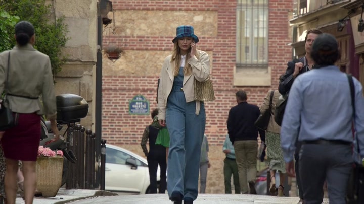 Emily_in_Paris_S02E02_WEBRip_x264-ION10_0080.jpg