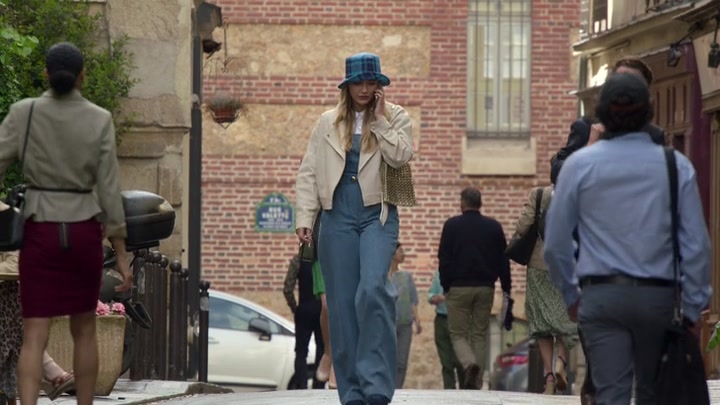Emily_in_Paris_S02E02_WEBRip_x264-ION10_0081.jpg