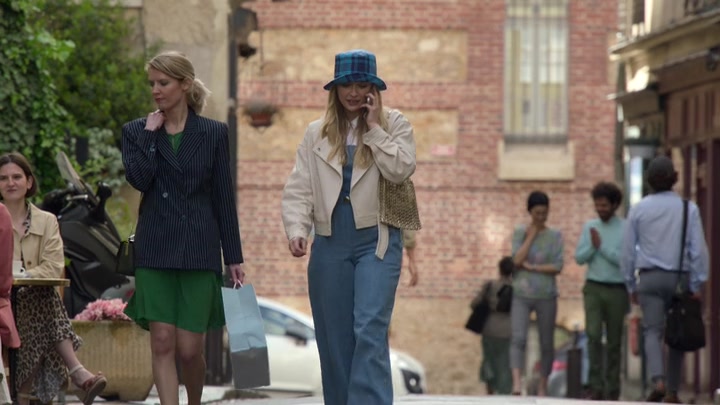 Emily_in_Paris_S02E02_WEBRip_x264-ION10_0087.jpg