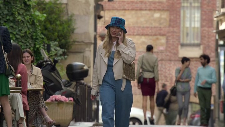 Emily_in_Paris_S02E02_WEBRip_x264-ION10_0093.jpg