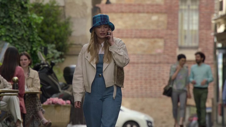 Emily_in_Paris_S02E02_WEBRip_x264-ION10_0102.jpg