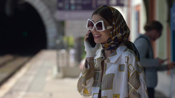Emily_in_Paris_S02E02_WEBRip_x264-ION10_0107.jpg