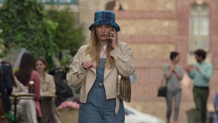 Emily_in_Paris_S02E02_WEBRip_x264-ION10_0112.jpg