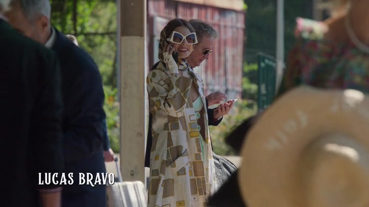 Emily_in_Paris_S02E02_WEBRip_x264-ION10_0116.jpg