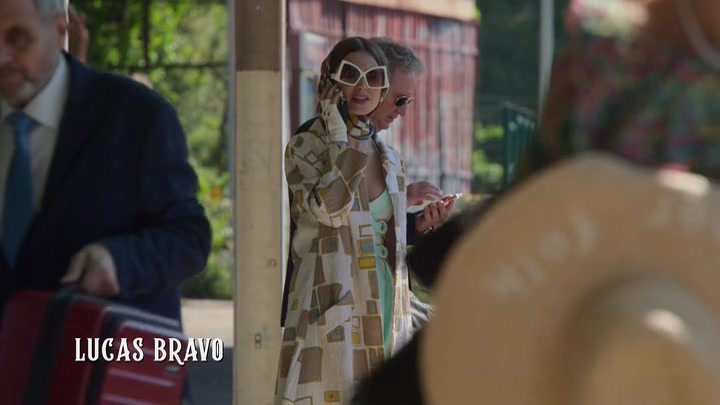 Emily_in_Paris_S02E02_WEBRip_x264-ION10_0118.jpg