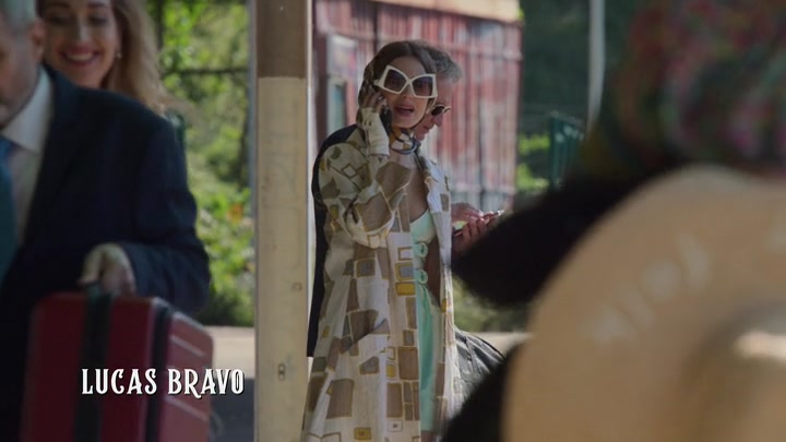Emily_in_Paris_S02E02_WEBRip_x264-ION10_0119.jpg