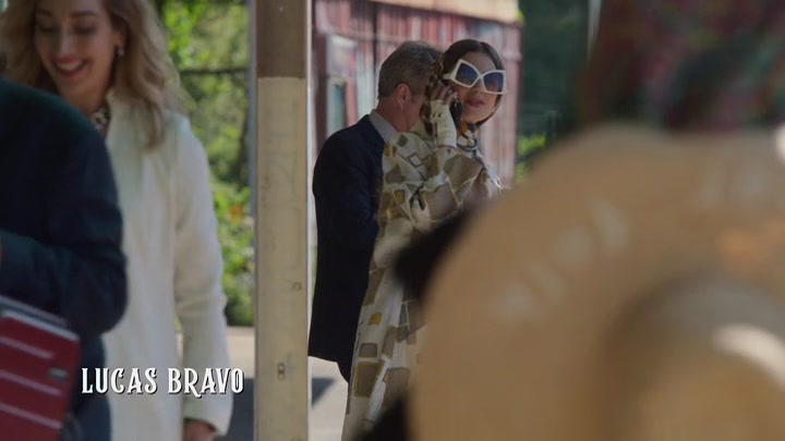 Emily_in_Paris_S02E02_WEBRip_x264-ION10_0120.jpg
