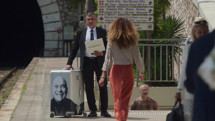 Emily_in_Paris_S02E02_WEBRip_x264-ION10_0123.jpg
