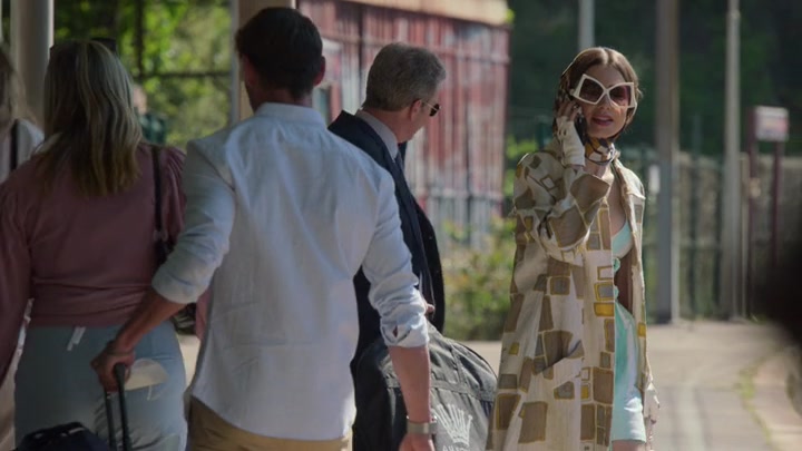 Emily_in_Paris_S02E02_WEBRip_x264-ION10_0125.jpg