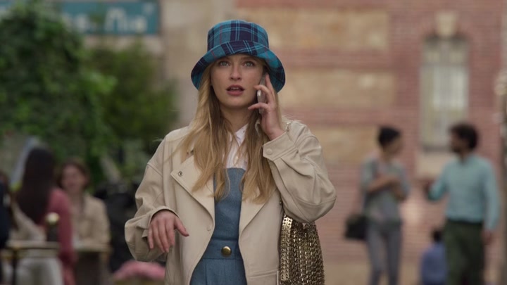Emily_in_Paris_S02E02_WEBRip_x264-ION10_0126.jpg