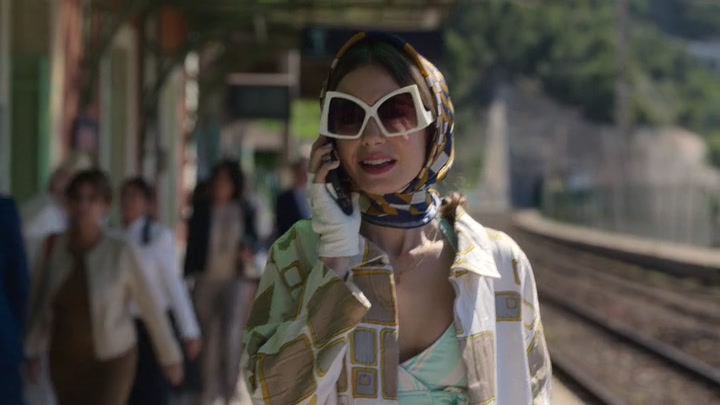 Emily_in_Paris_S02E02_WEBRip_x264-ION10_0141.jpg