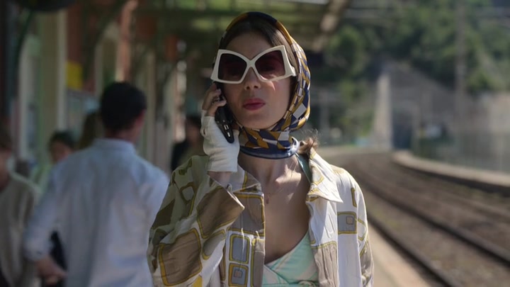 Emily_in_Paris_S02E02_WEBRip_x264-ION10_0152.jpg
