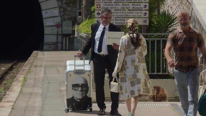 Emily_in_Paris_S02E02_WEBRip_x264-ION10_0163.jpg