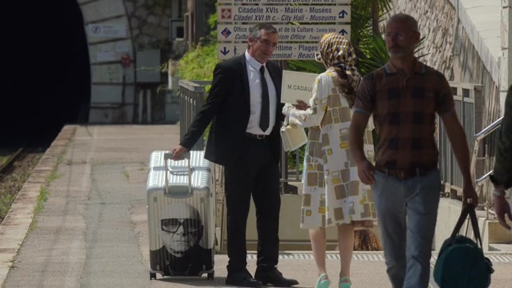Emily_in_Paris_S02E02_WEBRip_x264-ION10_0165.jpg