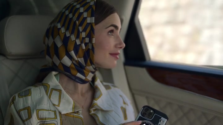 Emily_in_Paris_S02E02_WEBRip_x264-ION10_0174.jpg