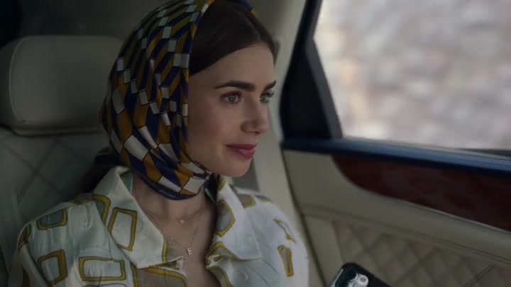 Emily_in_Paris_S02E02_WEBRip_x264-ION10_0176.jpg