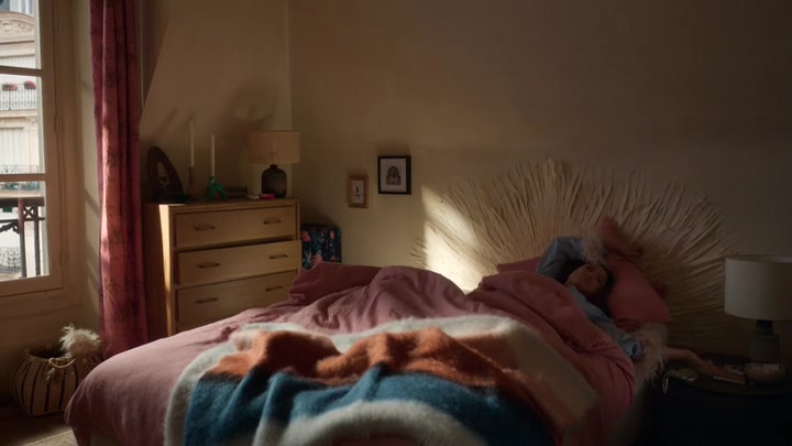 Emily_in_Paris_S02E02_WEBRip_x264-ION10_0192.jpg