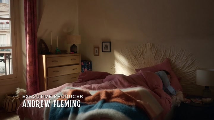Emily_in_Paris_S02E02_WEBRip_x264-ION10_0194.jpg