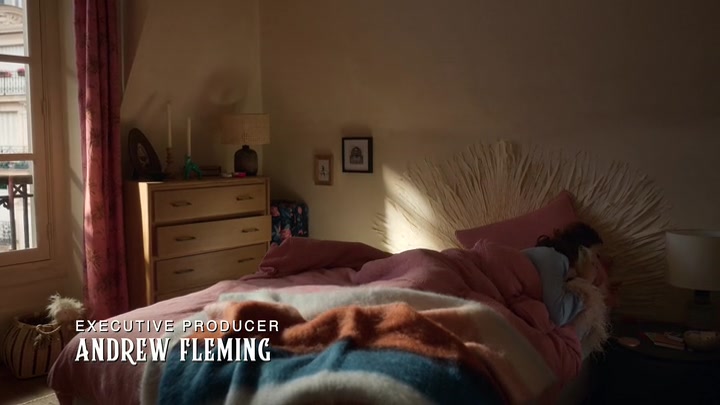 Emily_in_Paris_S02E02_WEBRip_x264-ION10_0198.jpg