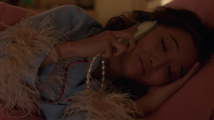 Emily_in_Paris_S02E02_WEBRip_x264-ION10_0210.jpg
