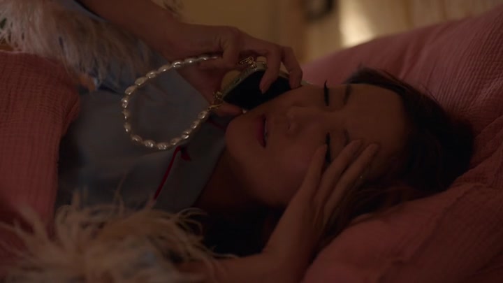 Emily_in_Paris_S02E02_WEBRip_x264-ION10_0234.jpg