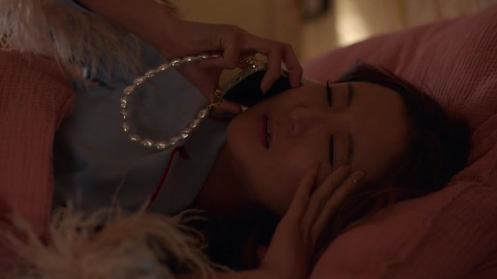 Emily_in_Paris_S02E02_WEBRip_x264-ION10_0235.jpg