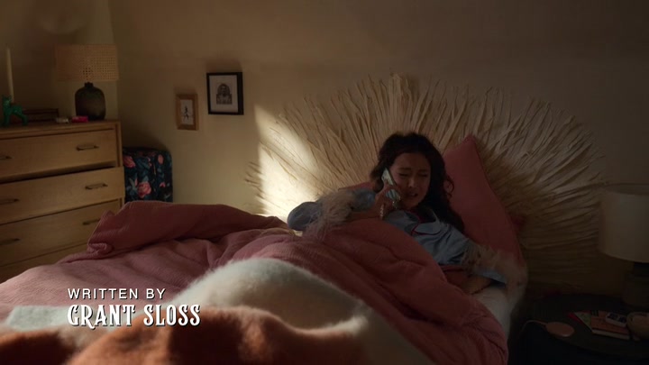 Emily_in_Paris_S02E02_WEBRip_x264-ION10_0242.jpg