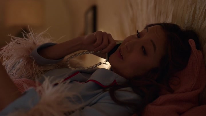 Emily_in_Paris_S02E02_WEBRip_x264-ION10_0265.jpg