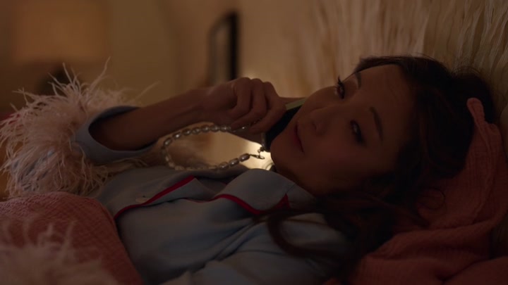 Emily_in_Paris_S02E02_WEBRip_x264-ION10_0266.jpg