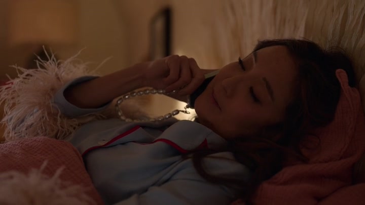 Emily_in_Paris_S02E02_WEBRip_x264-ION10_0267.jpg