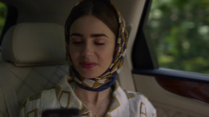 Emily_in_Paris_S02E02_WEBRip_x264-ION10_0278.jpg
