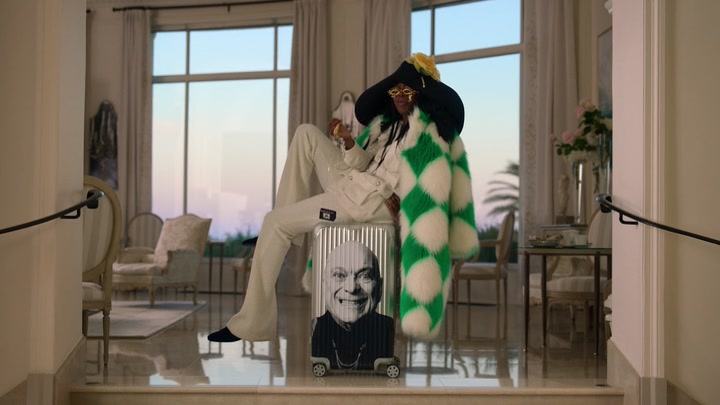 Emily_in_Paris_S02E02_WEBRip_x264-ION10_0411.jpg