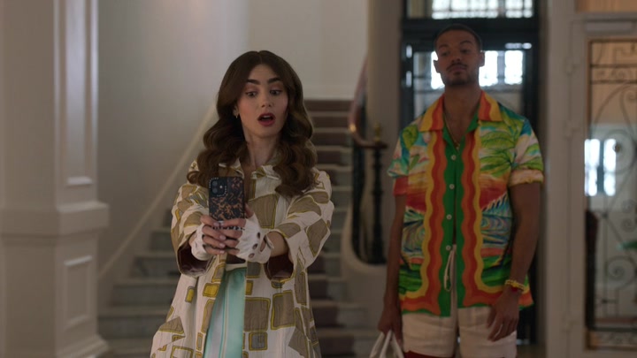 Emily_in_Paris_S02E02_WEBRip_x264-ION10_0413.jpg