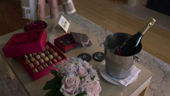 Emily_in_Paris_S02E02_WEBRip_x264-ION10_0423.jpg