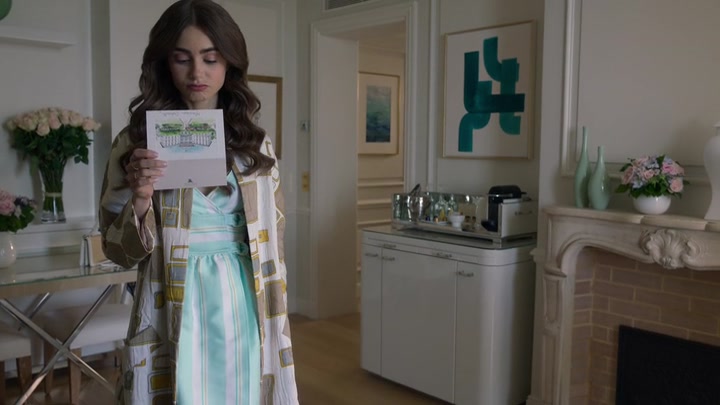 Emily_in_Paris_S02E02_WEBRip_x264-ION10_0427.jpg