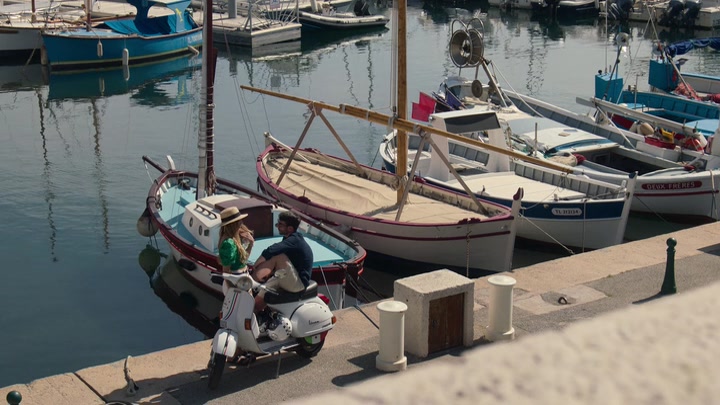Emily_in_Paris_S02E02_WEBRip_x264-ION10_0467.jpg