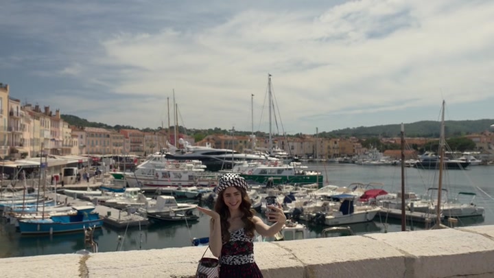 Emily_in_Paris_S02E02_WEBRip_x264-ION10_0475.jpg