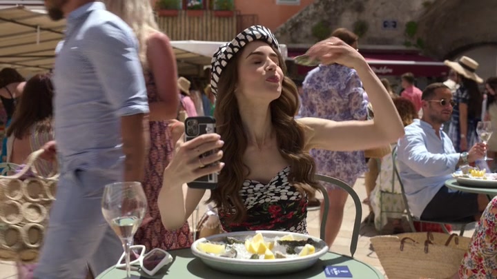 Emily_in_Paris_S02E02_WEBRip_x264-ION10_0480.jpg