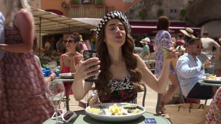 Emily_in_Paris_S02E02_WEBRip_x264-ION10_0481.jpg