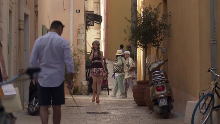 Emily_in_Paris_S02E02_WEBRip_x264-ION10_0530.jpg