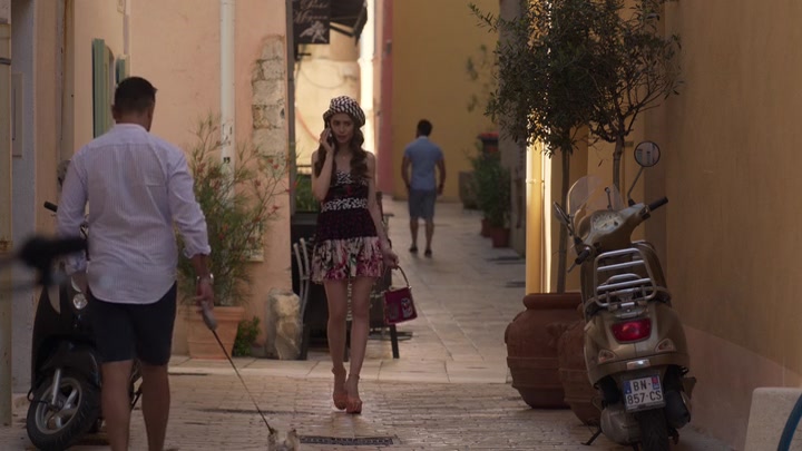 Emily_in_Paris_S02E02_WEBRip_x264-ION10_0540.jpg